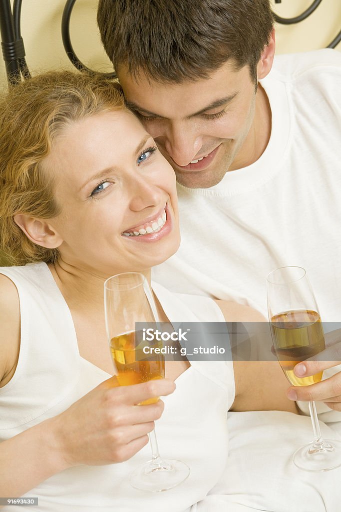 Jovem Casal Celebrando com champagne no Quarto de Dormir - Royalty-free Adulto Foto de stock