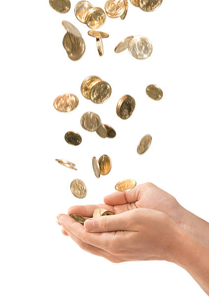 숫나사 오므린 손 잡기 떨어지는 골드 동전 흰색 바탕에 그림자와 - coin gold human hand currency 뉴스 사진 이미지