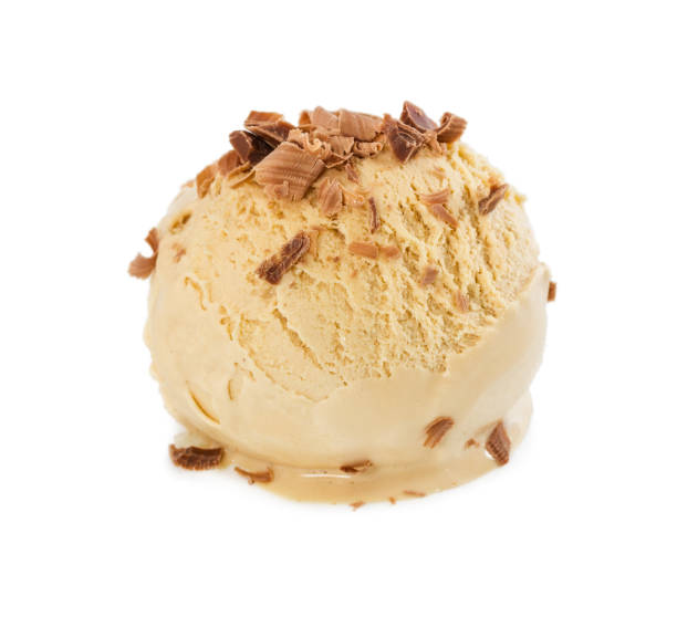 bola de crème brûlée de sorvete com pedaços de chocolate - bola de sorvete - fotografias e filmes do acervo