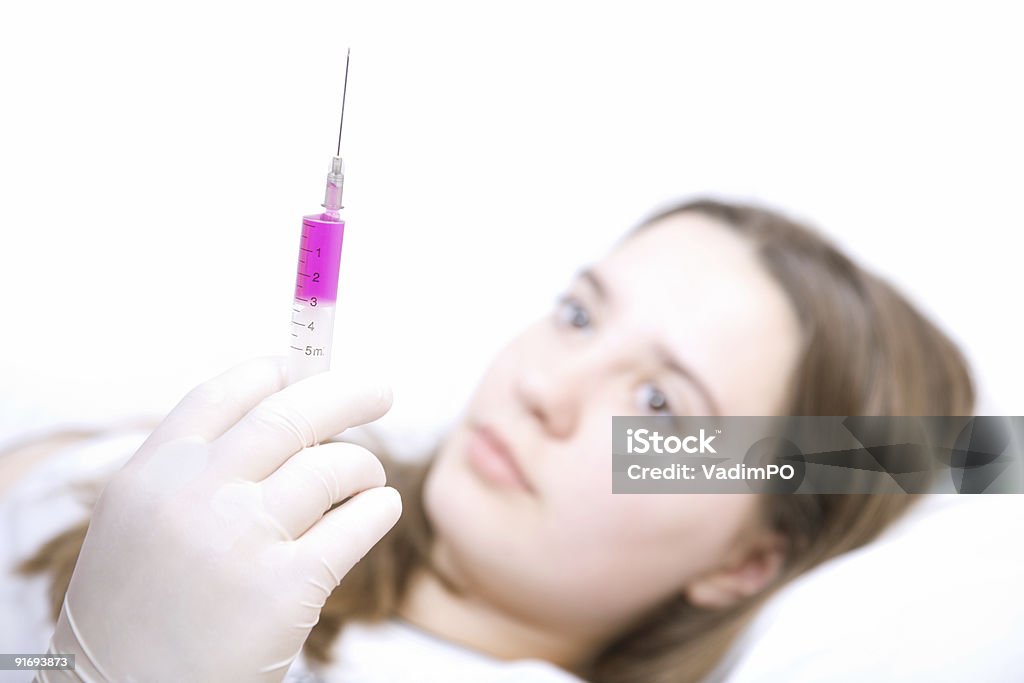의사가 복용 환자 주사기 및 백신 접종 - 로열티 프리 건강관리와 의술 스톡 사진