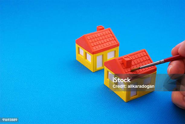 House Foto de stock y más banco de imágenes de Agente inmobiliario - Agente inmobiliario, Ahorros, Amarillo - Color