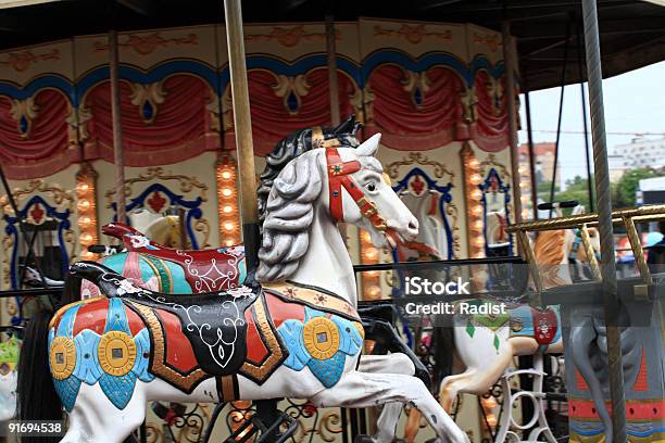 Foto de O Carousel e mais fotos de stock de Animal - Animal, Atividade, Atração de Parque de Diversão