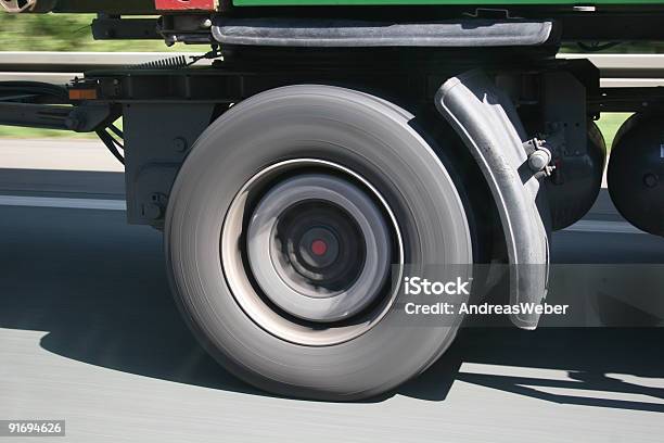 Lkw Reifen W Fahrtsamochód Koło Na Biegu - zdjęcia stockowe i więcej obrazów Asfalt - Asfalt, Autobahn, Bez ludzi