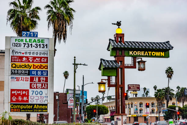 корейская городская улица в лос-анджелесе, калифорния сша - beverly hills california sign road sign usa стоковые фото и изображения