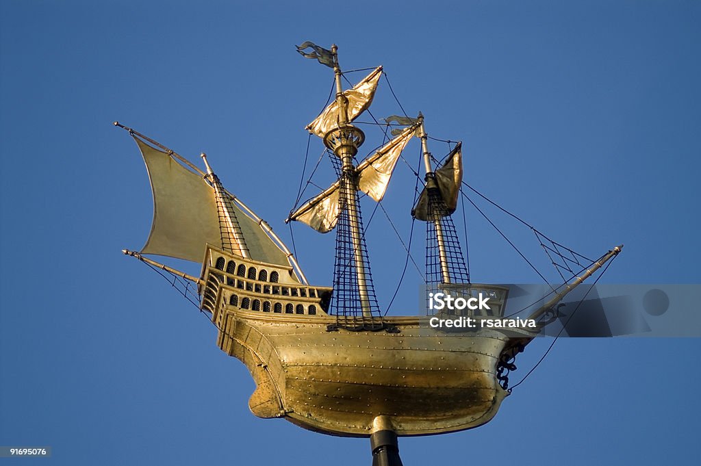 Golden barco de vela - Foto de stock de Anticuado libre de derechos