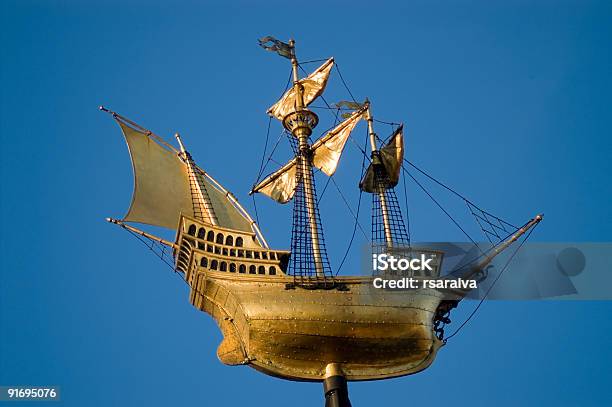 Golden Barco De Vela Foto de stock y más banco de imágenes de Anticuado - Anticuado, Antigualla, Arquitectura