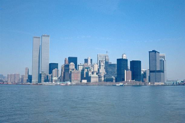 skyline von new york city, 1974 - world trade center manhattan stock-fotos und bilder