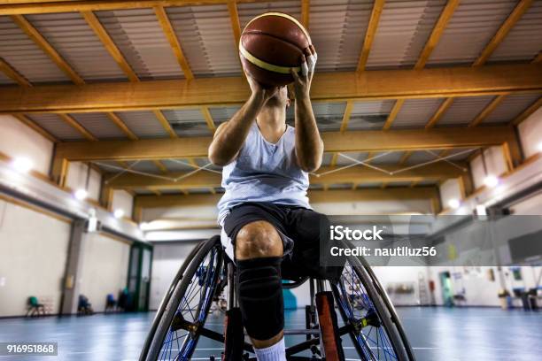 Behinderten Sport Männer In Aktion Während Des Spielens Indoor Basketball Stockfoto und mehr Bilder von Rollstuhl