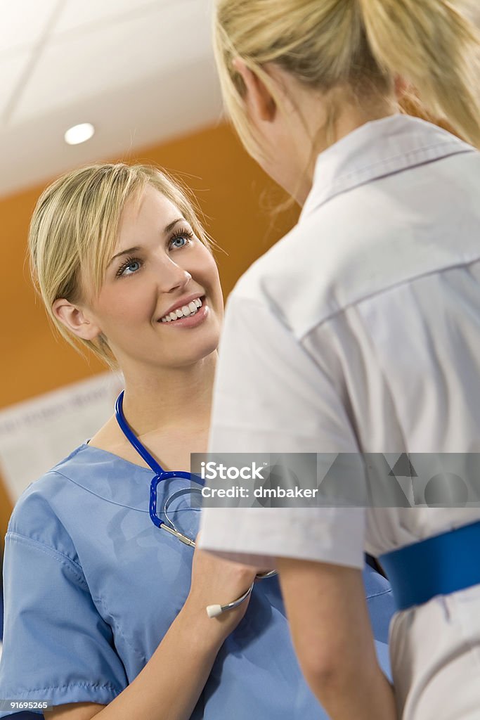 Zwei junge weibliche Krankenschwester spielen - Lizenzfrei Allgemeinarztpraxis Stock-Foto