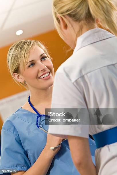 Foto de Duas Jovens Mulheres Enfermeiras e mais fotos de stock de Adulto - Adulto, Azul, Azul Turquesa