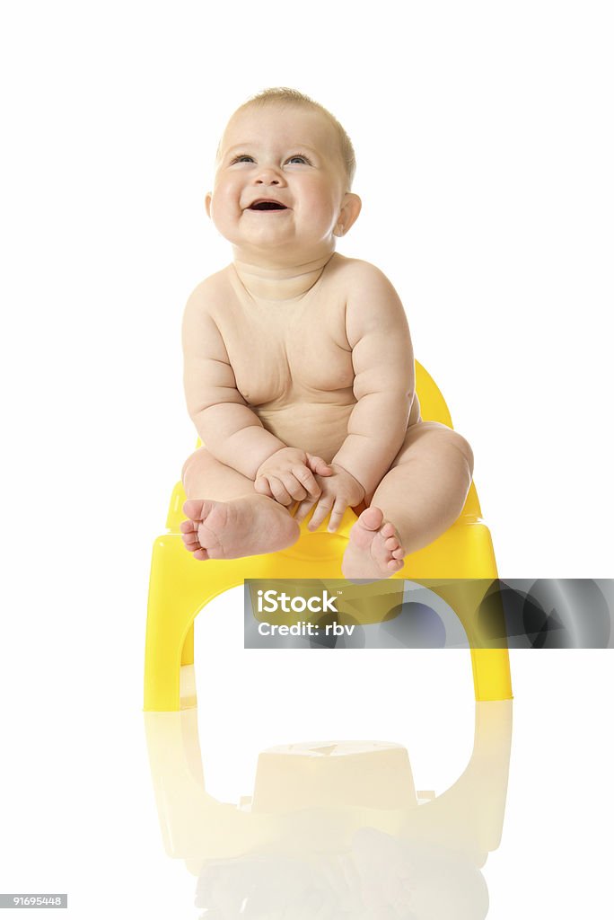 Pequeno bebê sorridente e câmara-pot - Foto de stock de Alegria royalty-free