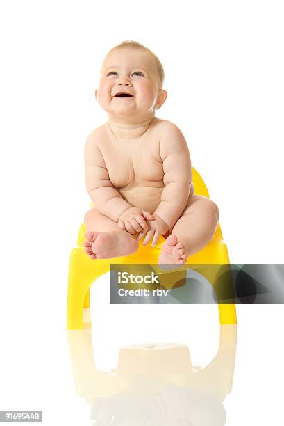 Foto de Pequeno Bebê Sorridente E Câmarapot e mais fotos de stock de Alegria - Alegria, Amor, Bebê