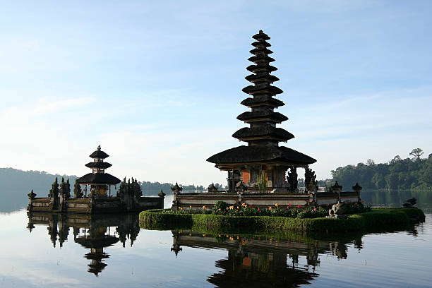 lago brataan tempio alba bali indonesia - lake volcano volcanic crater riverbank foto e immagini stock