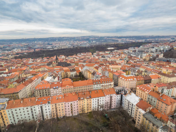 ansicht von oben aus prag, stadtteil zizkov. - vitkov stock-fotos und bilder