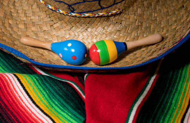 istock Cinco de Mayo background on wooden boards 916963022