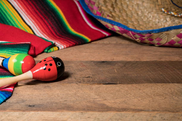 istock Cinco de Mayo background on wooden boards 916963254