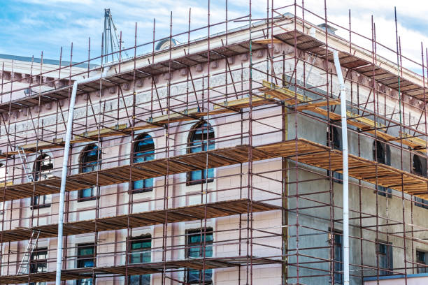 andaime na parede do edifício para renovação de fachada - restoring house scaffolding history - fotografias e filmes do acervo