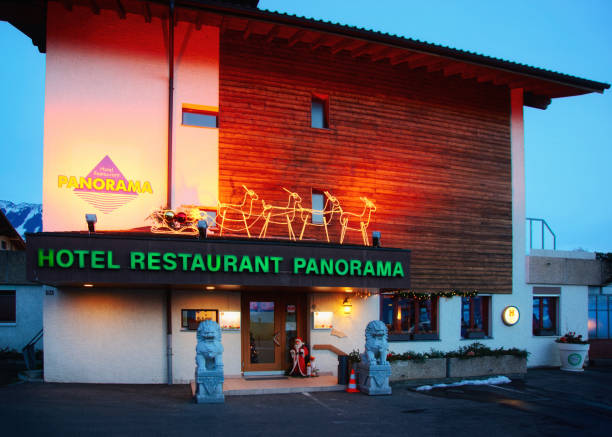 edifício do hotel colocado no alpes suíços montanhas e lago de thun - lake thun switzerland night lake - fotografias e filmes do acervo