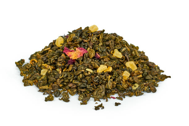 istock Dry green tea heap, isolated on white background 916965800