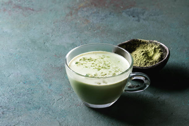 istock Cup of matcha latte 916966024