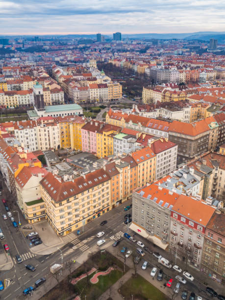 vista desde arriba desde praga, barrio de zizkov. - vitkov fotografías e imágenes de stock