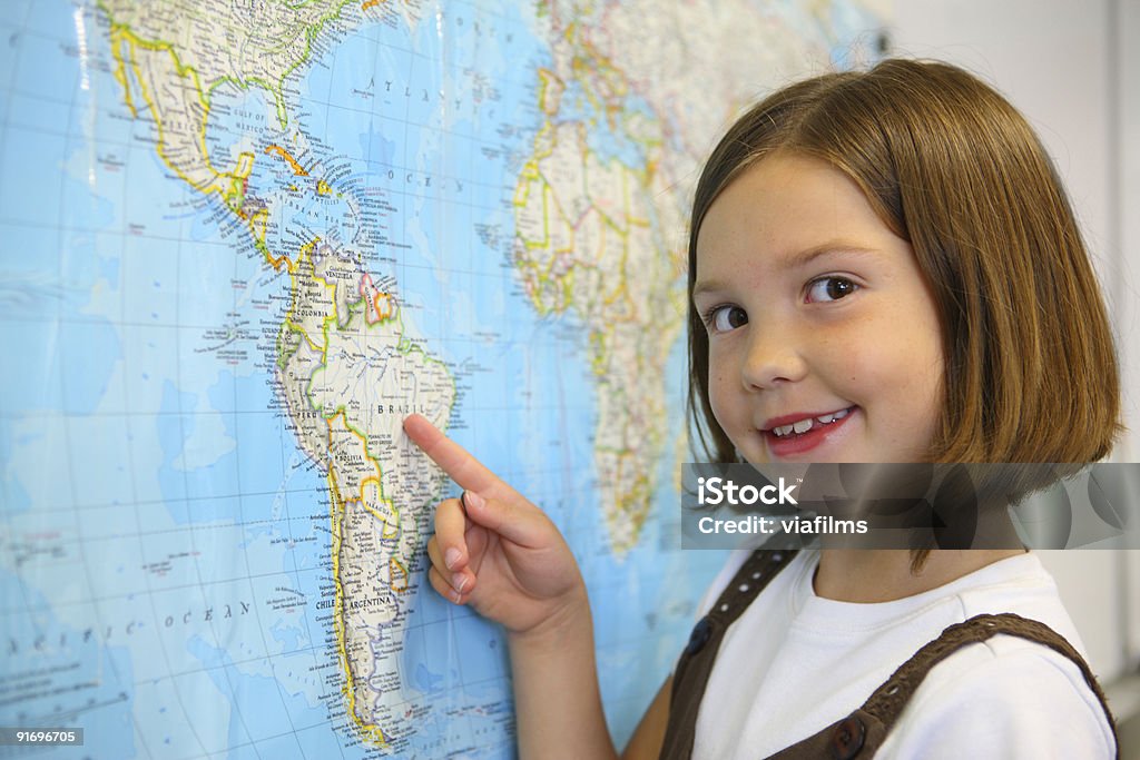 초등학교 학생 가리키는 국가 맵에서의 - 로열티 프리 아이 스톡 사진
