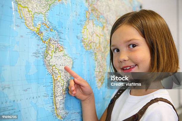 Uczeń Szkoły Podstawowej W Kraju Na Mapie - zdjęcia stockowe i więcej obrazów Dziecko - Dziecko, Geografia fizyczna, 6-7 lat