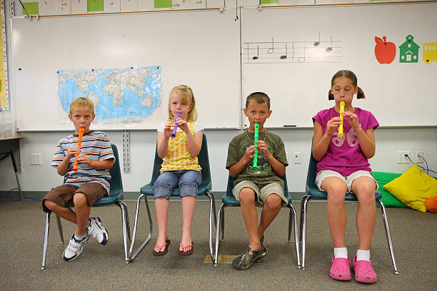 school niños jugando instrumentos - recorder fotografías e imágenes de stock