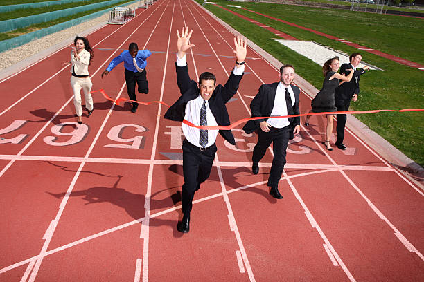 business people crossing-ziellinie - track event running competition sports race stock-fotos und bilder