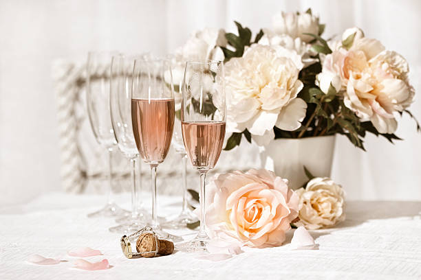 deux verres de champagne avec rose - pink champagne photos et images de collection