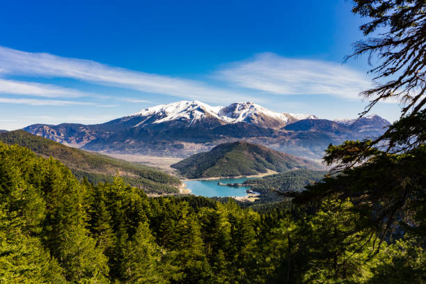 panoramablick über doxa see und schnee bedeckt ziria berg in peloponnes griechenland - land in sicht stock-fotos und bilder