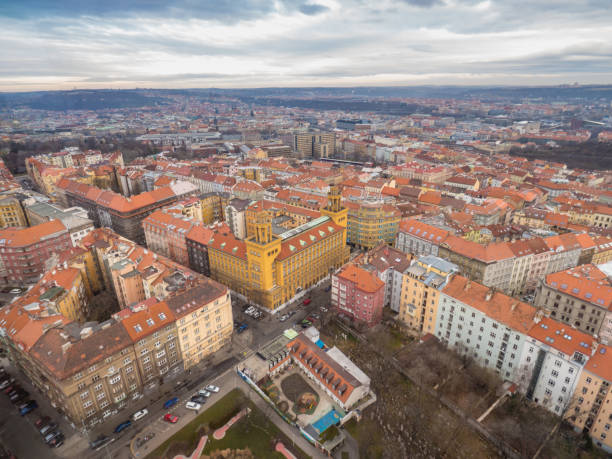 ansicht von oben aus prag, stadtteil zizkov. - vitkov stock-fotos und bilder