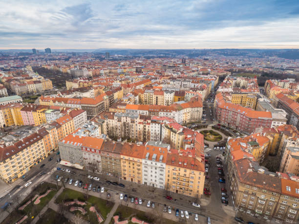 vista desde arriba desde praga, barrio de zizkov. - vitkov fotografías e imágenes de stock