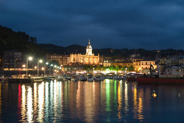 basilica gotica e harbour in lekeitio al crepuscolo - santa maria foto e immagini stock