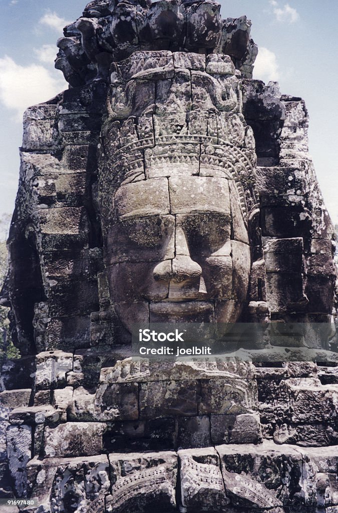 Rosto sorridente esculpido na rocha - Foto de stock de Angkor royalty-free