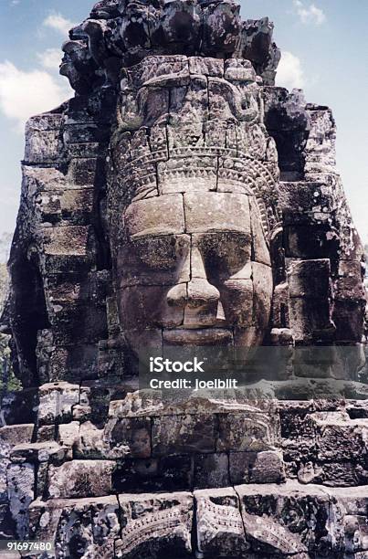 Foto de Rosto Sorridente Esculpido Na Rocha e mais fotos de stock de Angkor - Angkor, Antigo, Antiguidades