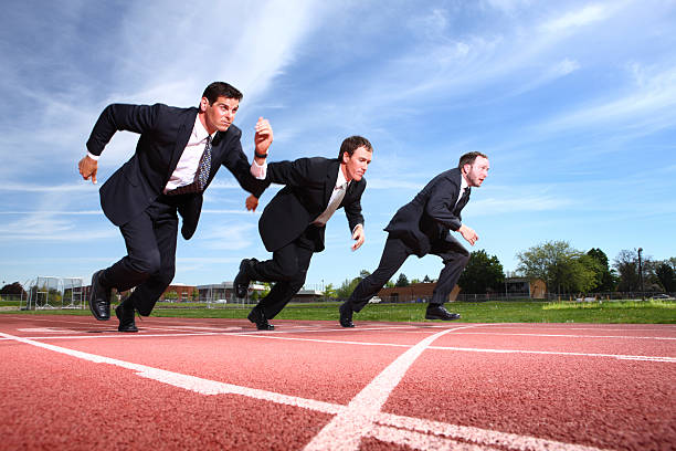 uomini d'affari di corse su pista - business sport competition starting line foto e immagini stock