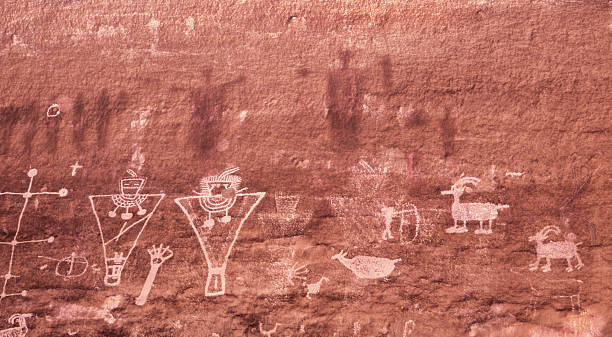 petroglyphs - cave painting prehistoric art north american tribal culture nevada zdjęcia i obrazy z banku zdjęć