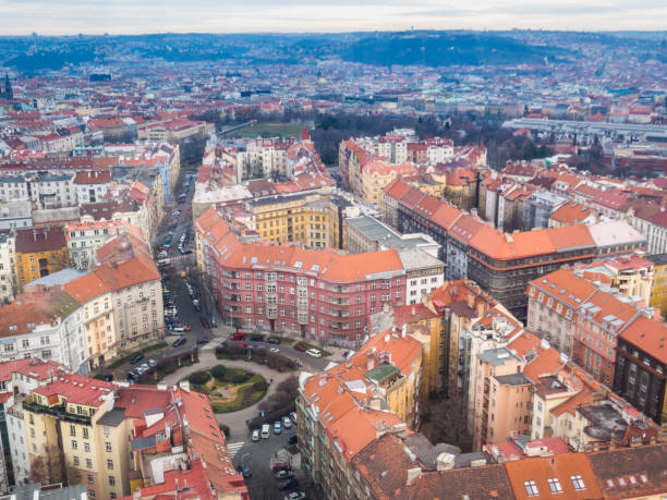 vista desde arriba desde praga, barrio de zizkov. - vitkov fotografías e imágenes de stock