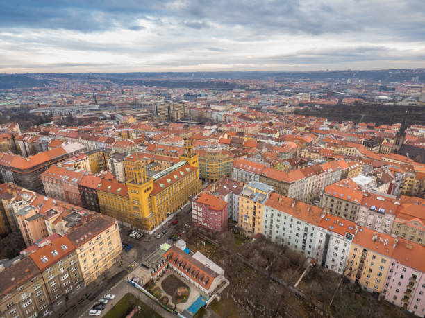 vista desde arriba desde praga, barrio de zizkov. - vitkov fotografías e imágenes de stock