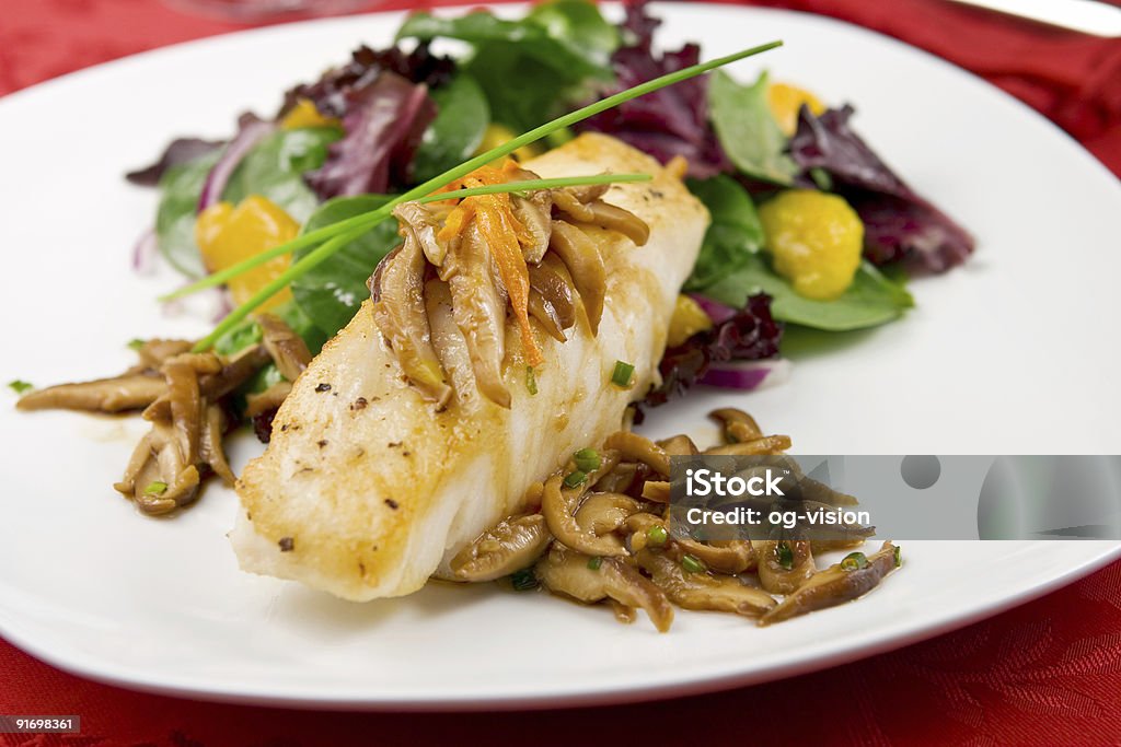 Perca-do-mar com cogumelos e Salada - Royalty-free Alimentação Saudável Foto de stock
