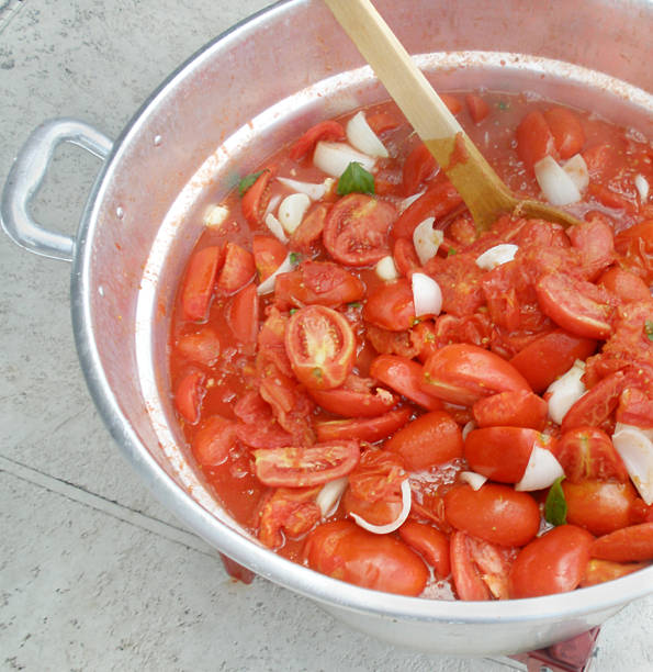 istock cooking basil, garlic, onion, tomatoes 91698554