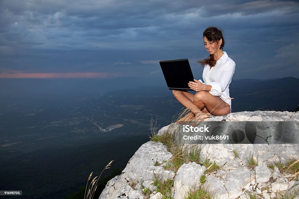 Jeune fille avec ordinateur portable sur la montagne Ucka - Photo de Au bord de libre de droits
