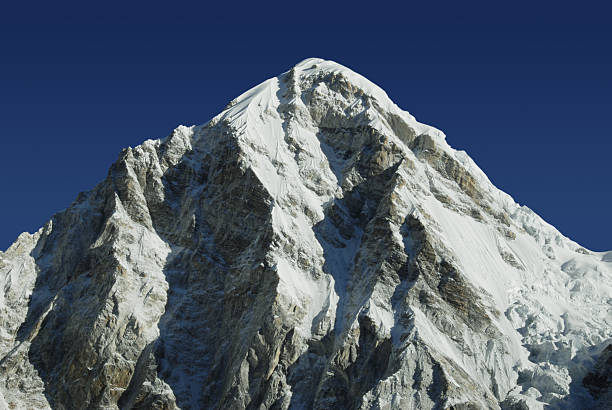 monte pumori en himalayas - mt pumori fotografías e imágenes de stock