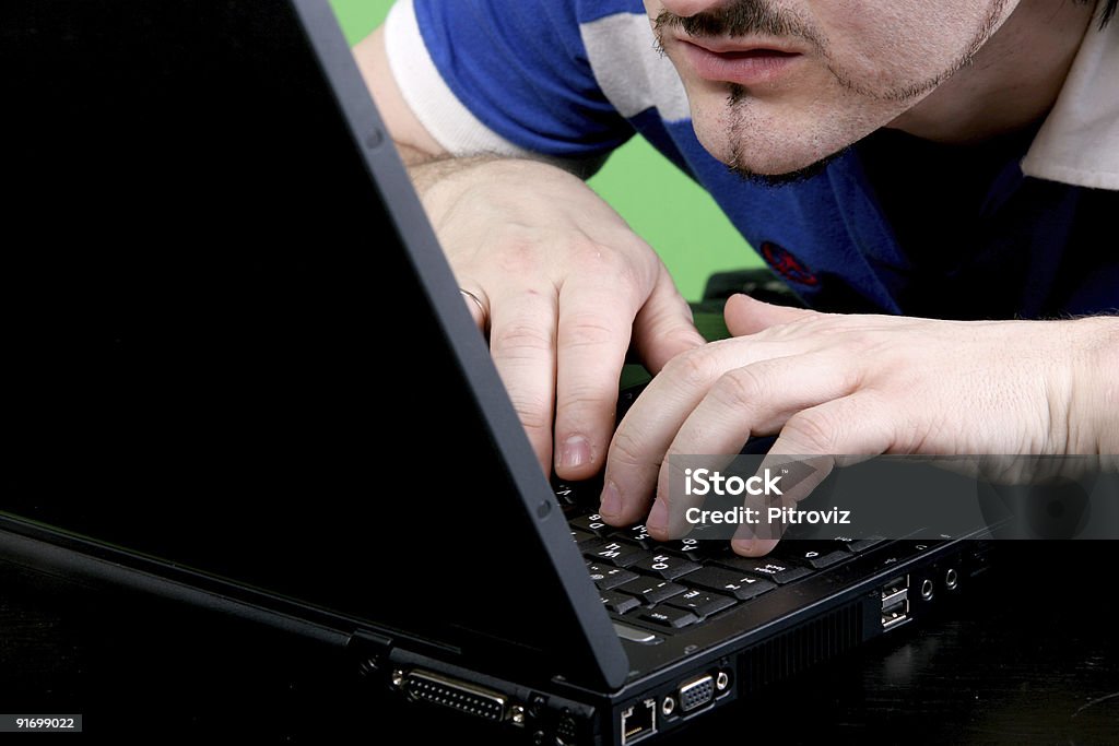 Homme travailler avec ordinateur portable - Photo de Adulte libre de droits