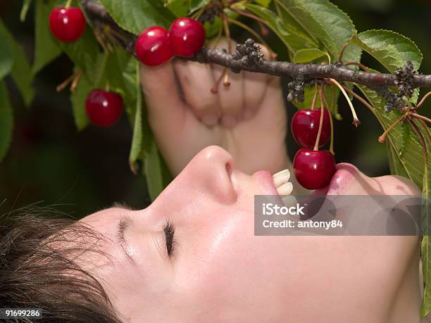 Cherryverkostung Stockfoto und mehr Bilder von Ast - Pflanzenbestandteil - Ast - Pflanzenbestandteil, Attraktive Frau, Baum