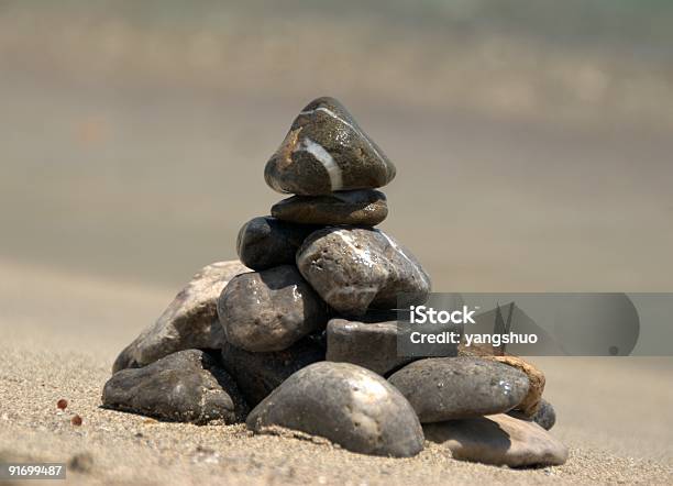 Pirâmide De Pedra De Praia - Fotografias de stock e mais imagens de Ao Ar Livre - Ao Ar Livre, Areia, Em cima de