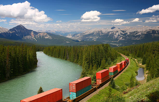 tren de carga avanzando en montañas rocosas canadienses, parque nacional de banff, - landscape canada mountain rock fotografías e imágenes de stock