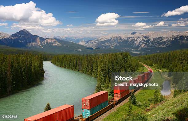 Tren De Carga Avanzando En Montañas Rocosas Canadienses Parque Nacional De Banff Foto de stock y más banco de imágenes de Tren