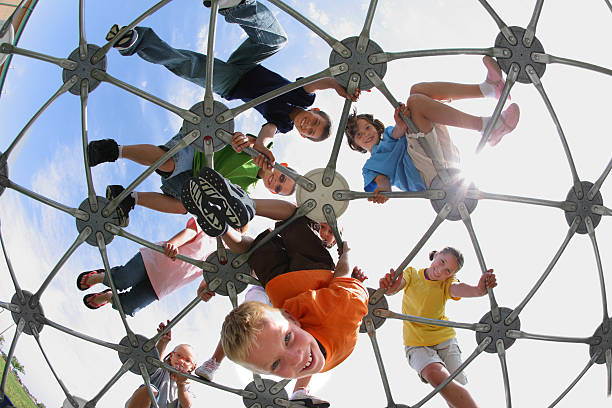 fish-eye view de los niños a divertirse equipo - schoolyard playground playful playing fotografías e imágenes de stock